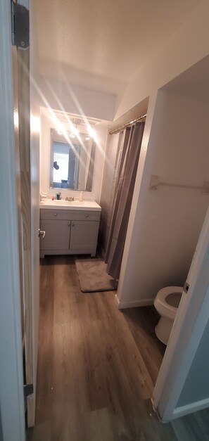 وحدات دش مع أحواض استحمام، مناشف، صابون، شامبو