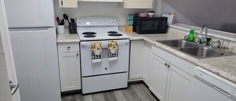 ثلاجة، ميكروويف، فرن، موقد طهي مسطح