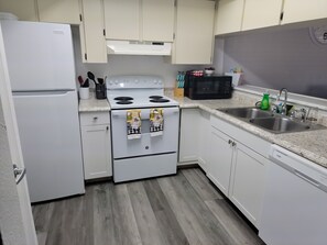 Fridge, microwave, oven, stovetop - 2 Bed 2 FB Near SEU Midway Disney and Beaches (Lakeland)