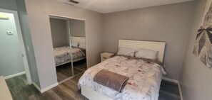 2 habitaciones, escritorio, tabla de planchar con plancha y wifi gratis