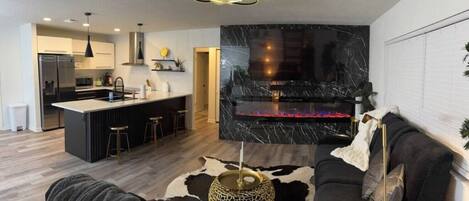 スマートテレビ、暖炉、ステレオ