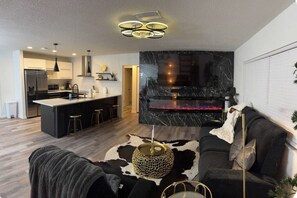 Smart-TV, Kamin, Stereoanlage