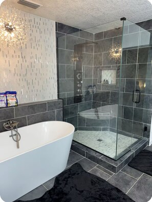 Baignoire, sĂšche-cheveux, serviettes fournies, savon
