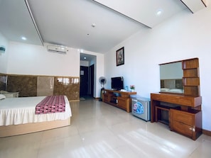 Muebles diferentes, escritorio y wifi gratis 