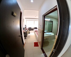 Muebles diferentes, escritorio y wifi gratis