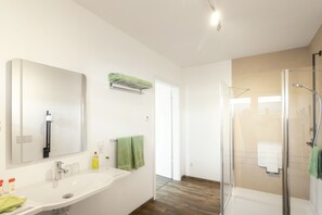 Shower, hair dryer, towels, soap - Vacation bungalow built in 2021 according to DIN 18025-2 (Neualbenreuth)