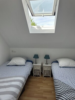 3 chambres, bureau, fer et planche à repasser, lit parapluie