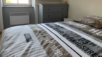 3 habitaciones, escritorio y tabla de planchar con plancha