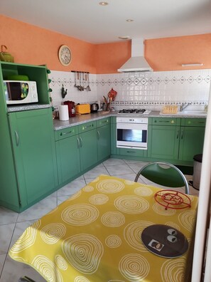 Kühlschrank, Mikrowelle, Ofen, Wasserkocher mit Kaffee-/Teezubehör