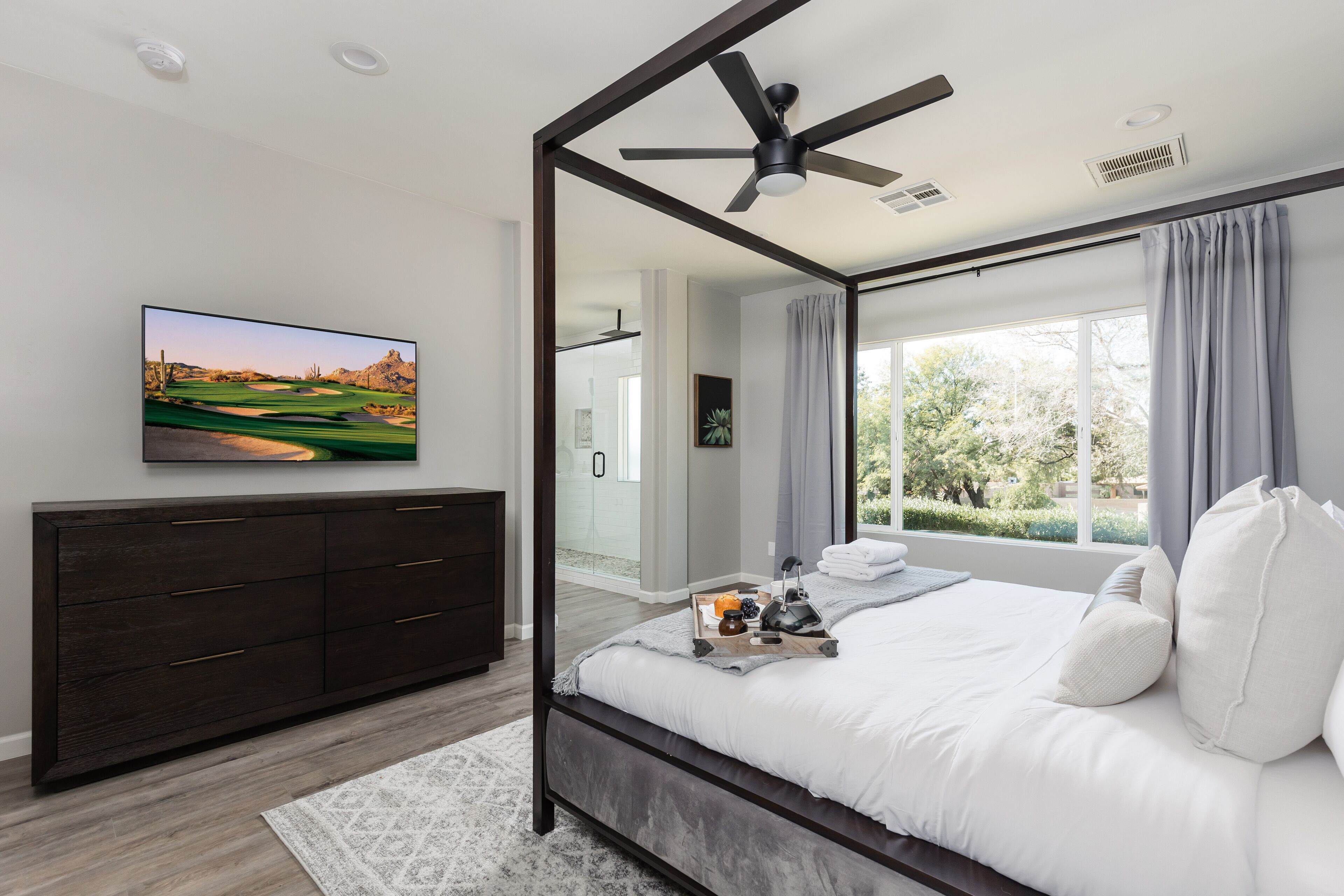 6 chambres, bureau, fer et planche à repasser, lit parapluie