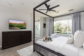 6 slaapkamers, een bureau, een strijkplank/strijkijzer, reisbedje