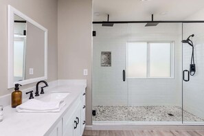 Combined shower/tub, hair dryer, towels, shampoo