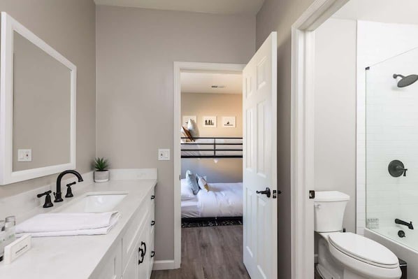 Combined shower/bathtub, hair dryer, towels, shampoo