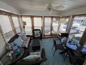 Télévision, Netflix, lecteur de DVD, livres