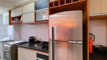 Geladeira, micro-ondas, fogão, cooktop