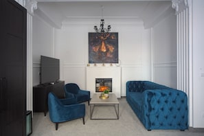 Royal Suite | Living area | 32-inch TV with cable channels - Kings Palace  (Belgrade)