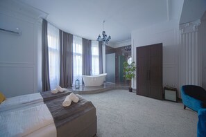 Royal Suite | أغطية فراش متميزة وأسرّة بطبقة علوية مريحة وميني بار ومكتب