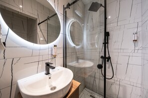 Superior Double Room with Terrace | Bathroom | Shower, free toiletries, hair dryer, slippers
