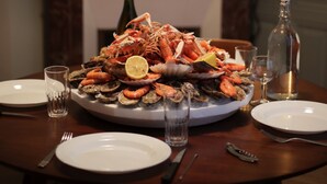A dining table with seafood, glasses, and cutlery. - Villa 1900 "Jeanne", fully renovated, 100 meters from the beach (Le Tréport)