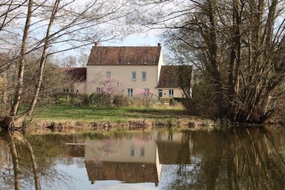 Gite on the Briare canal, ideal for walking, cycling and fishing.