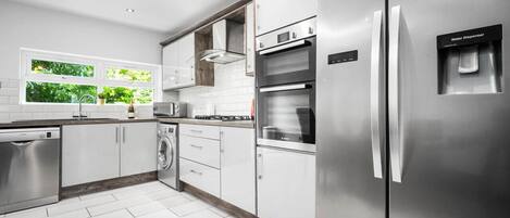 冷蔵庫、電子レンジ、オーブン、コンロ