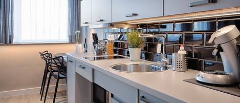 Kühlschrank, Mikrowelle, Herdplatte, Geschirrspüler