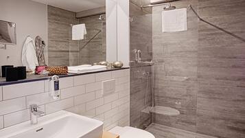 Dusche, Haartrockner, Handtücher, Seife