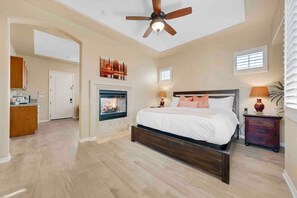 7 makuuhuonetta, työpöytä, silitysrauta/-lauta, vauvan matkasänky