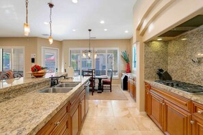 Jääkaappi, mikroaaltouuni, uuni, liesi