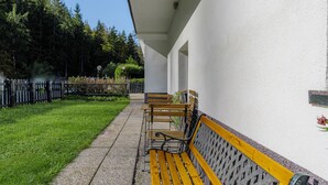 Un espacio al aire libre cubierto con bancos y un sendero.