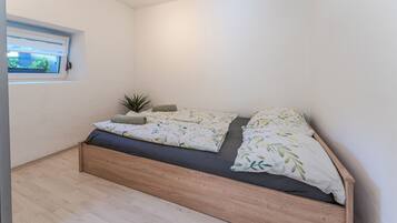 1 habitación, caja de seguridad en la habitación y escritorio