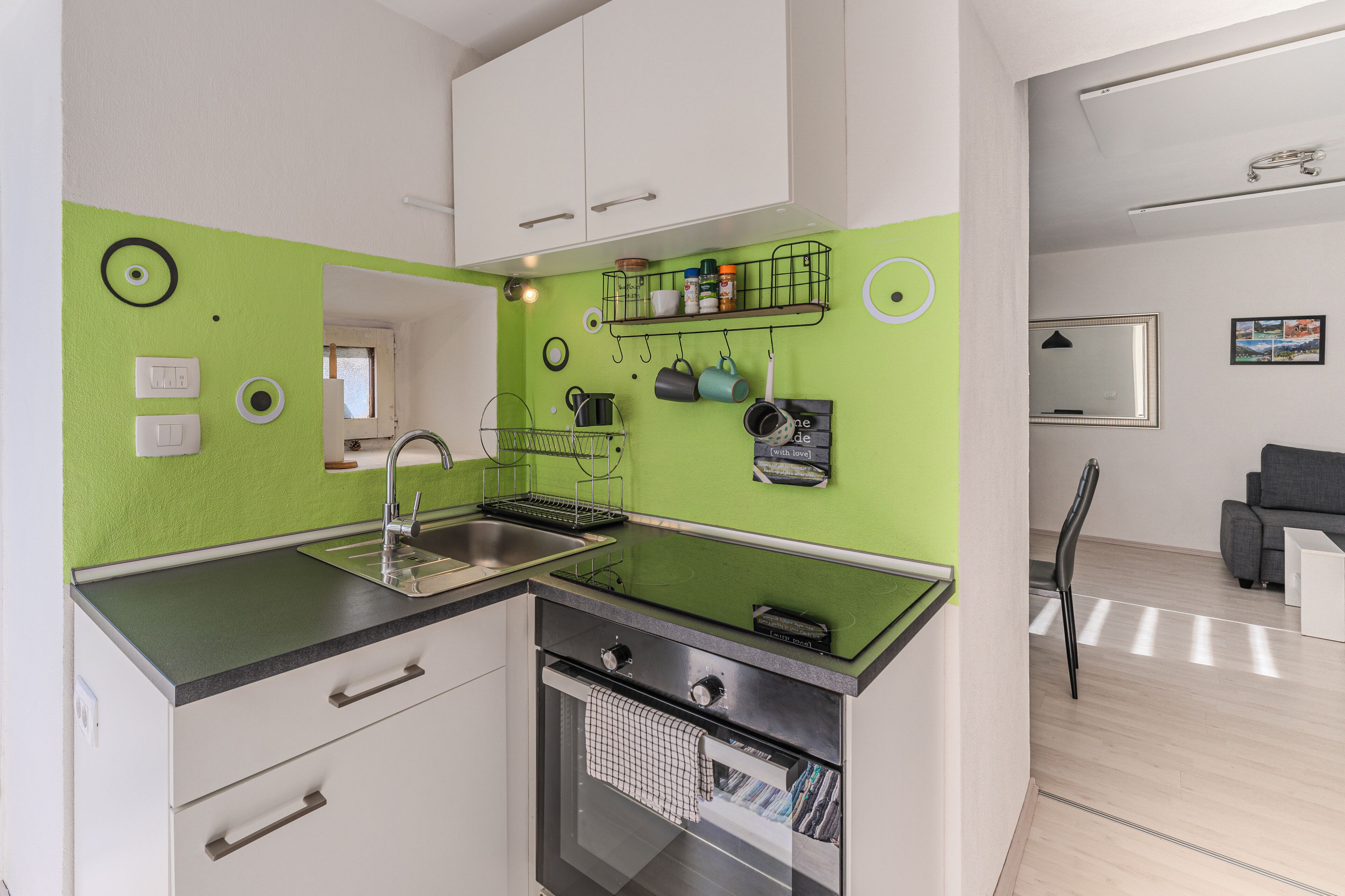 Jääkaappi, uuni, liesi, vedenkeitin