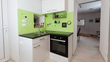 Geladeira, fogão, cooktop, chaleira elétrica