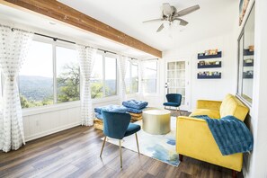 Televisión, chimenea, videojuegos y futbolito 