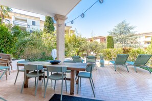 تناول الطعام بالخارج