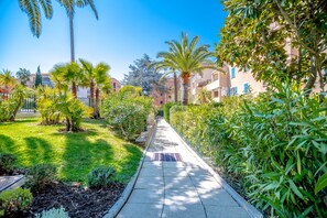 المنطقة المحيطة بالمنشأة