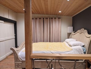 3 bedrooms, desk, travel crib, bed sheets