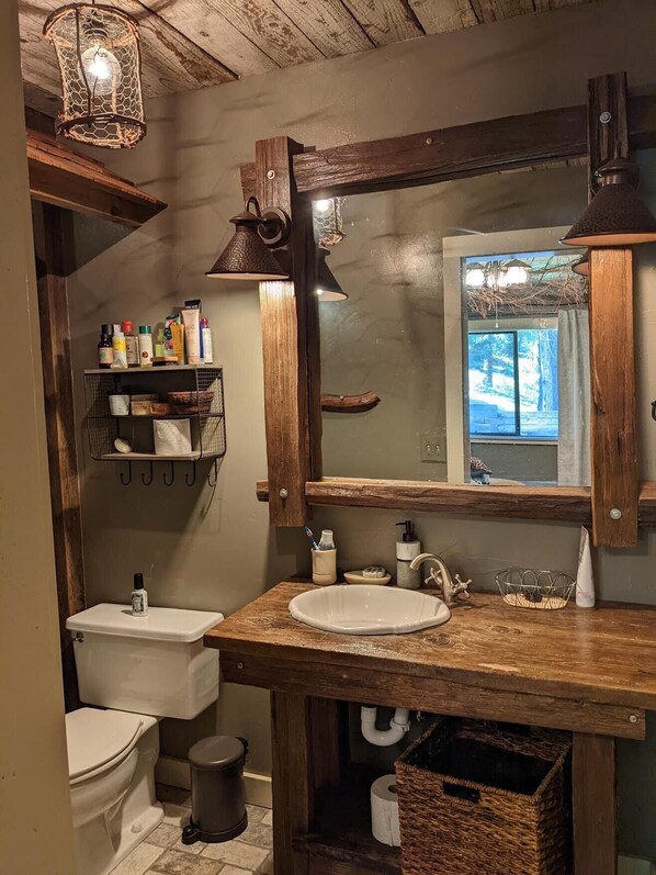 Combined shower/tub, hair dryer, towels, soap