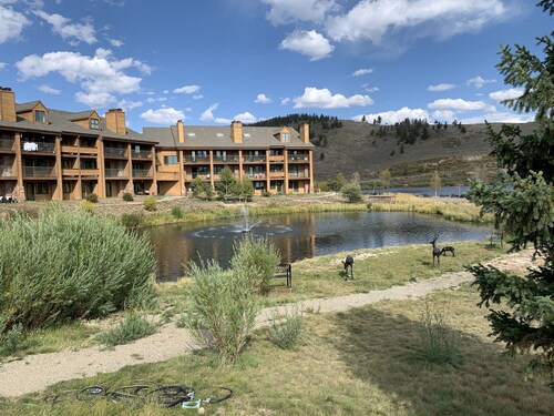 King Bed Studio- Resort Pool! Hot Tubs! Sleep 4! RMNP! Winterpark! Granby Ranch!