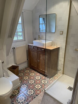 Combined shower/tub, hair dryer, toilet paper