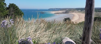 Quiet 1st floor apartment with balcony and patio, 18 km from the sea