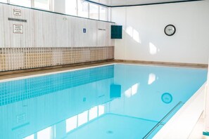 Una piscina cubierta