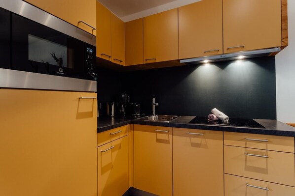 ثلاجة، غسالة أطباق، ماكينة لصنع القهوة/الشاي، محمصة خبز