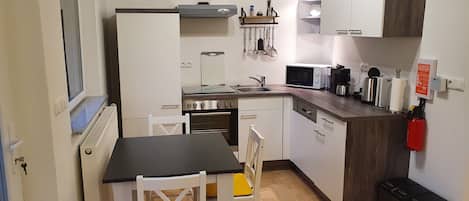 Réfrigérateur, four à micro-ondes, un four, surface de cuisson