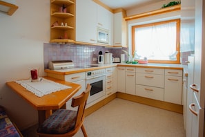 Kühlschrank, Ofen, Geschirrspüler, Wasserkocher mit Kaffee-/Teezubehör