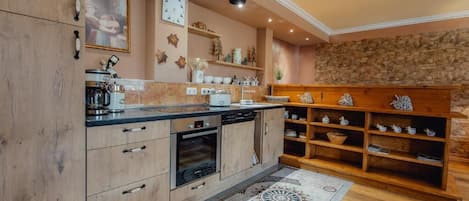 Fridge, oven, dishwasher, coffee/tea maker