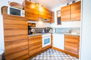 Kühlschrank, Mikrowelle, Ofen, Geschirrspüler