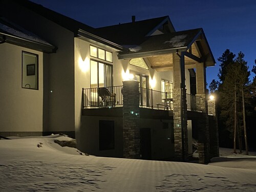 Luxury Home, Lake & Mountains View around