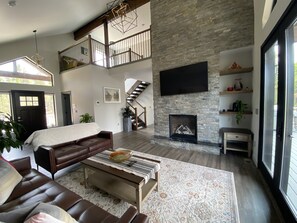 Smart TV, chimenea y libros 