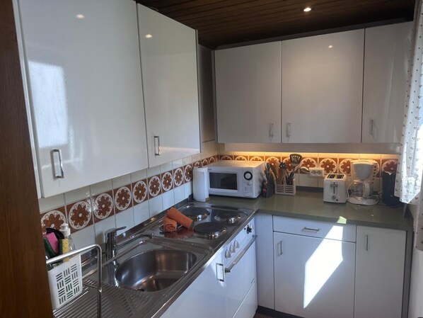 Kühlschrank, Ofen, Wasserkocher mit Kaffee-/Teezubehör, Toaster